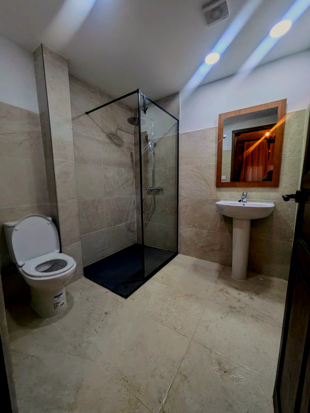 Baño privado con ducha de obra