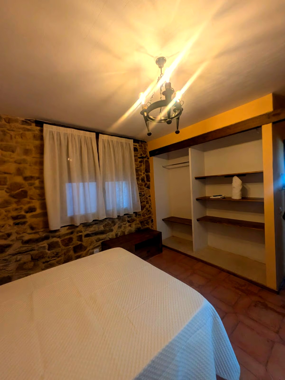Habitación doble con muro de piedra vista