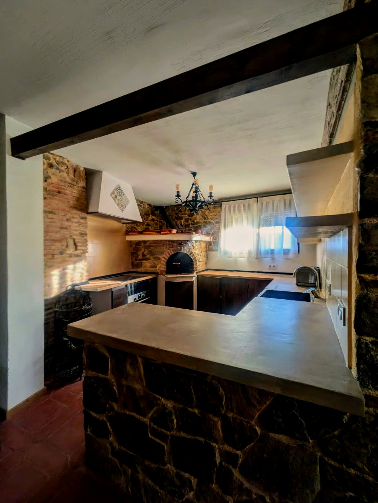 Cocina equipada con horno de leña