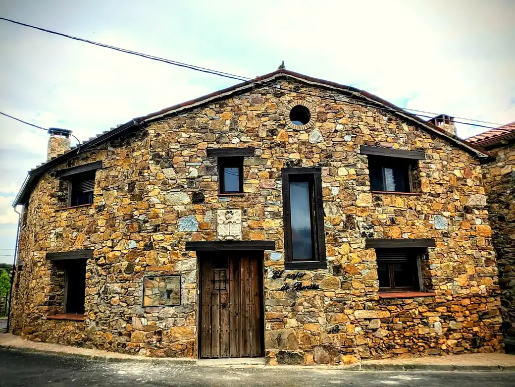 Fachada de piedra de El Pajar de Benito
