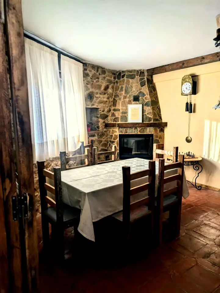 Comedor amplio con mesa larga para 14 comensales