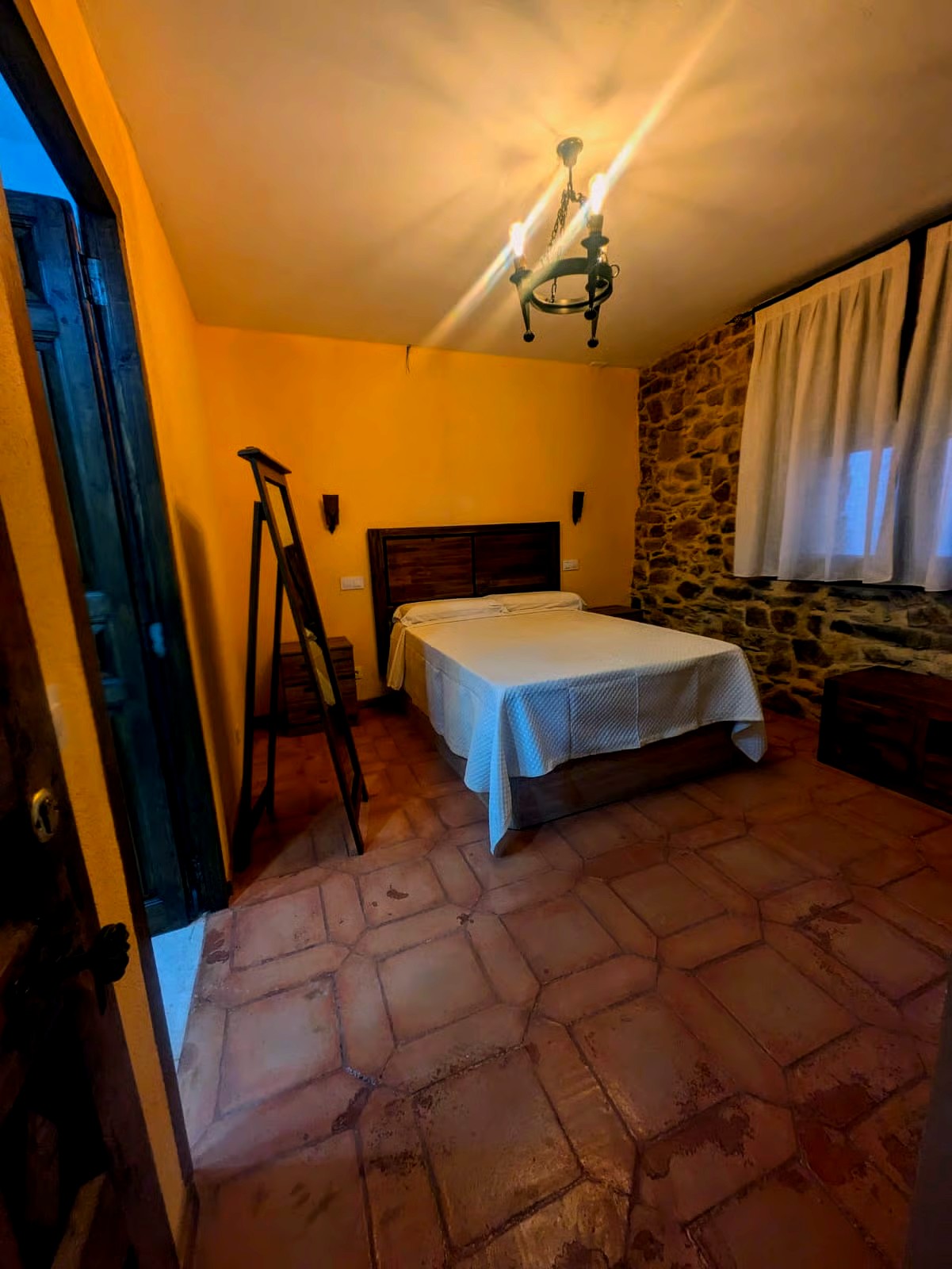 Habitación tipo con cama de matrimonio y baño privado